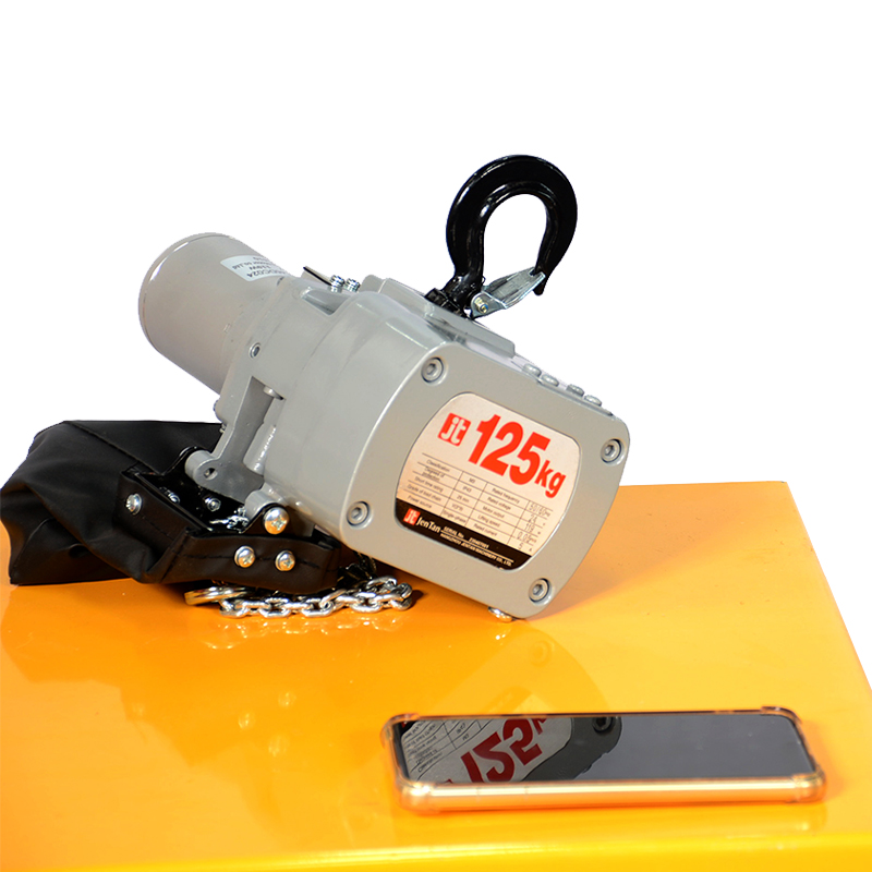 Lightweight mini electric chain hoist with 24V battery operation