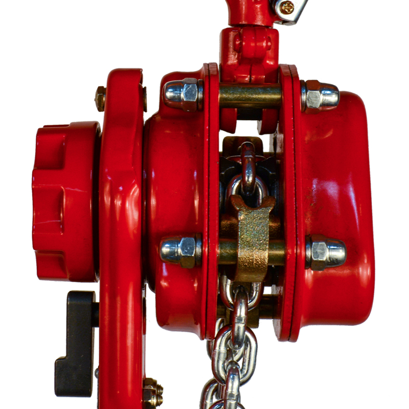 Ergonomic handle of compact lever hoist for easy operation